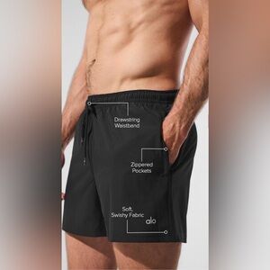 ALO 5" Circuit Short. Black. Size small